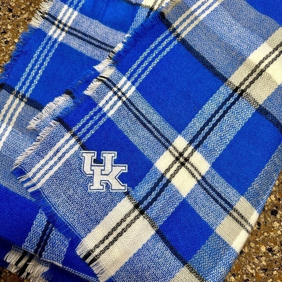 ZOOZATZ, WOMENS, NWOT, UNIVERSITY OF KENTUCKY, FRINGED BLANKET SCARF. - Picture 4 of 5
